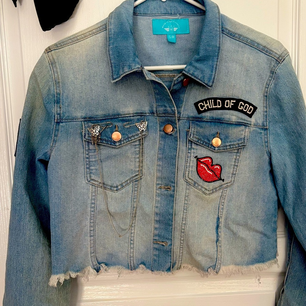 Cropped Denim Jacket with Embroidered Patches and Butterfly pins Sz S/M NWT 🦋